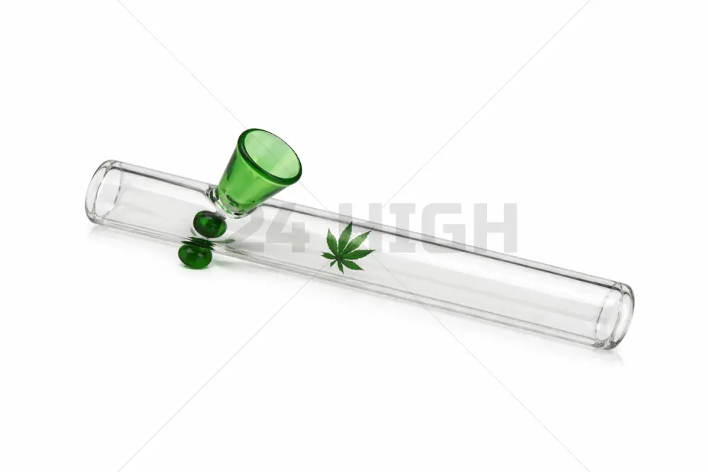 Pipa di vetro con foglie di cannabis